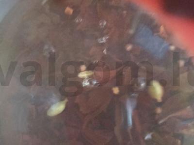 Juodasis arbata su prieskoniais Žingsnis 3