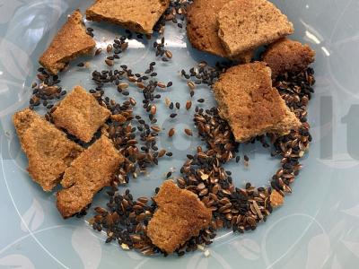 Salotas su rūkytu sūriu ir ruginių skrudintų duonos gabaliukų Žingsnis 1