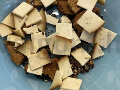 Salotas su rūkytu sūriu ir ruginių skrudintų duonos gabaliukų Žingsnis 2