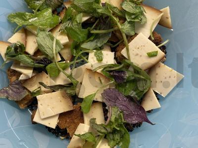 Salotas su rūkytu sūriu ir ruginių skrudintų duonos gabaliukų Žingsnis 3