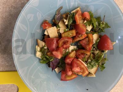 Salotas su rūkytu sūriu ir ruginių skrudintų duonos gabaliukų Žingsnis 4