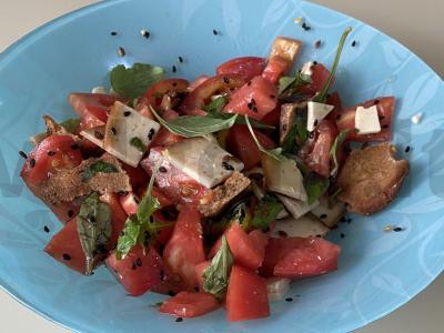 Salotas su rūkytu sūriu ir ruginių skrudintų duonos gabaliukų pagrindine nuotrauka