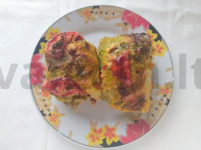 Keptas mėsos ritinys su kopūstais, grybais ir pomidorais pagrindine nuotrauka