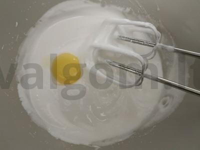 Biskvitinis tortas su tropiniais vaisiais Žingsnis 1