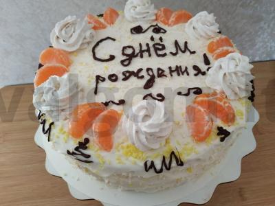 Biskvitinis tortas su tropiniais vaisiais pagrindine nuotrauka