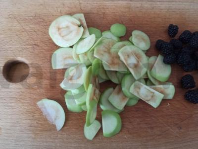 Žaliųjų obuolių ir gervuogių uogienė Žingsnis 1