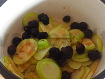 Žaliųjų obuolių ir gervuogių uogienė Žingsnis 3