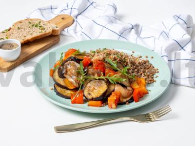 Daržovių troškinys su sviestinėmis grybais pagrindine nuotrauka