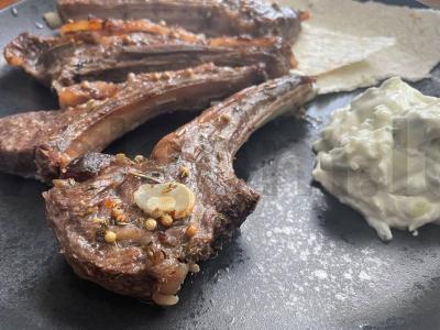 Avinžirnių šonkauliukai su tzatziki padažu pagrindine nuotrauka