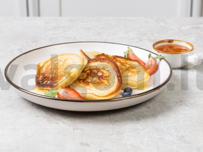 Purūs blynai su kefyru, soda ir kiaušiniais pagrindine nuotrauka