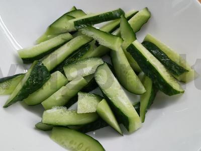 Vasaros rojus salotas su feta sūriu Žingsnis 1