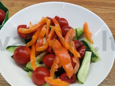 Vasaros rojus salotas su feta sūriu Žingsnis 3