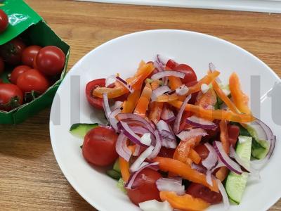 Vasaros rojus salotas su feta sūriu Žingsnis 4