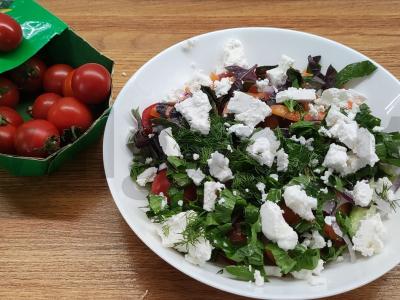 Vasaros rojus salotas su feta sūriu Žingsnis 5
