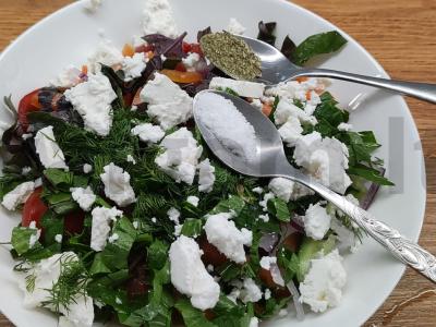 Vasaros rojus salotas su feta sūriu Žingsnis 6