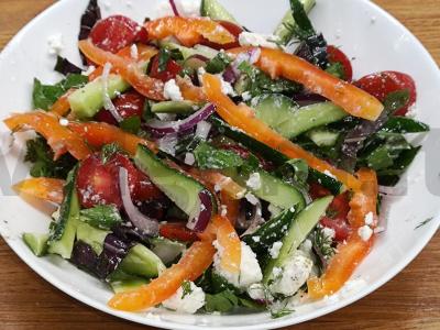 Vasaros rojus salotas su feta sūriu pagrindine nuotrauka