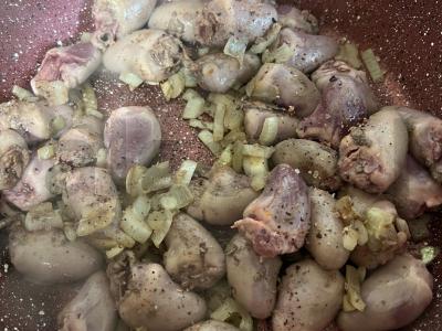 Vištienos širdelės prieskoniuose Žingsnis 4