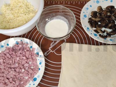 Sluoksniuotos tešlos vokeliai su kumpiu, mocarela ir grybais Žingsnis 1