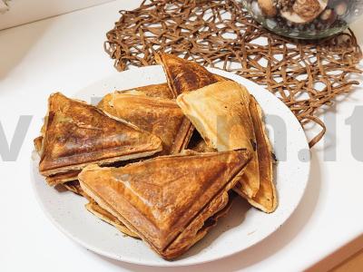 Sluoksniuotos tešlos vokeliai su kumpiu, mocarela ir grybais pagrindine nuotrauka