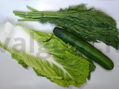 Salotas su agurkais, Pekino kopūstu ir krapais Žingsnis 1