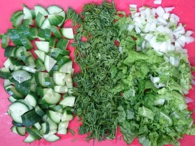 Salotas su agurkais, Pekino kopūstu ir krapais Žingsnis 2