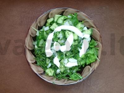 Salotas su agurkais, Pekino kopūstu ir krapais Žingsnis 3