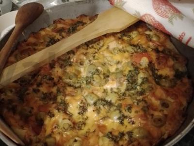 Pica „Kristalina“ su dešra ir alyvuogėmis pagrindine nuotrauka