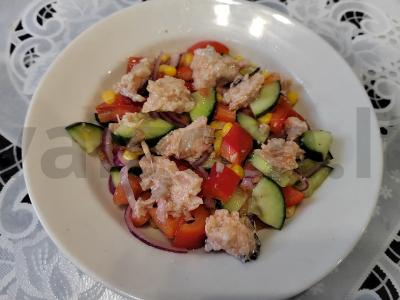 Šviežias salotas su konservuota upėtakiu pagrindine nuotrauka