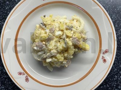 Silkės, bulvių ir kiaušinių salotas pagrindine nuotrauka