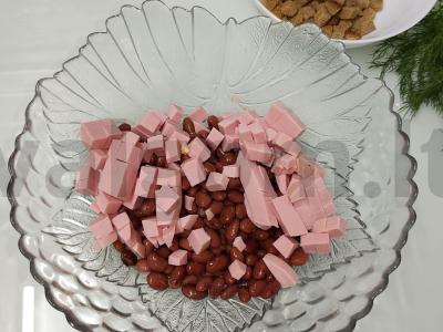 Aštrus salotas su raudonaisiais pupelėmis, kumpiu ir sausainiais Žingsnis 2