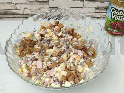 Aštrus salotas su raudonaisiais pupelėmis, kumpiu ir sausainiais pagrindine nuotrauka