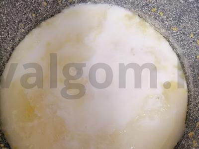 Kukurūzų košė vandenyje ir piene su sviestu Žingsnis 2