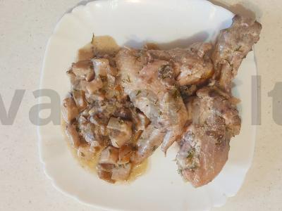 Keptos vištienos ir grybų troškinys keptuvėje pagrindine nuotrauka