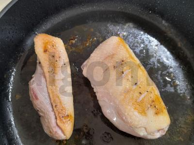 Anties krūtinėlė su uogų padažu Žingsnis 3