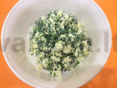 Namų pyragėliai su svogūnais ir kiaušiniais Žingsnis 1