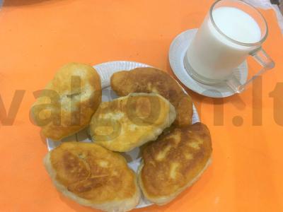 Namų pyragėliai su svogūnais ir kiaušiniais pagrindine nuotrauka