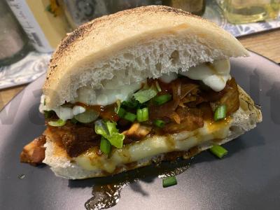 Sumuštinis su suplėšyta kiauliena pagrindine nuotrauka