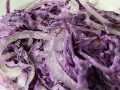 „Violetinis“ kopūstų salotas su alyvuogėmis Žingsnis 5