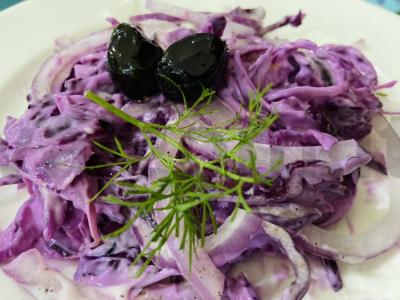„Violetinis“ kopūstų salotas su alyvuogėmis pagrindine nuotrauka
