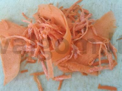 Salotos su persimonu ir silpniai sūdyta upėtakiu Žingsnis 1