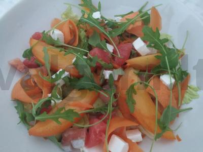 Salotos su persimonu ir silpniai sūdyta upėtakiu pagrindine nuotrauka