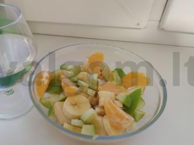 Vaisių salotas su mandarinų pagrindine nuotrauka