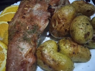 Kepti kiaulienos šonkauliukai apelsinų marinate su bulvytėmis pagrindine nuotrauka