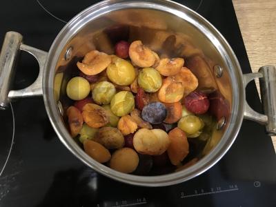 Vitamininis vaisių gėrimas iš sezoninių vaisių Žingsnis 1