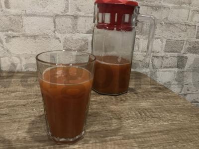 Vitamininis vaisių gėrimas iš sezoninių vaisių pagrindine nuotrauka