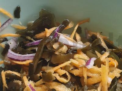 Salotas „Laminaria“ su jūros kopūstais pagrindine nuotrauka