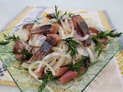 Silkės užkandis su marinuotais svogūnais ir grūdėta garstyčia pagrindine nuotrauka