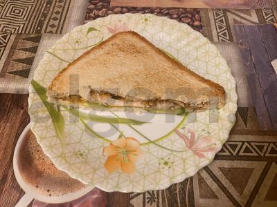 Sumuštinis su vištiena, agurku ir sūriu pagrindine nuotrauka