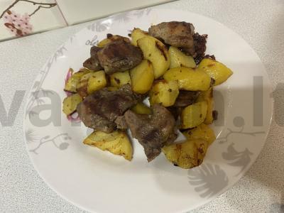 Kiauliena su keptomis bulvėmis pagrindine nuotrauka