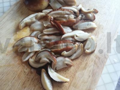 Funchosa su baltosiomis grybeliais Žingsnis 1